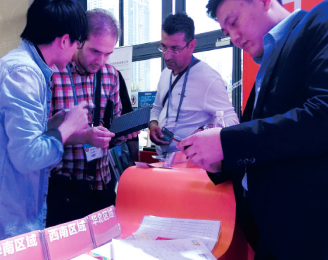 广州琶洲国际会展中心B区kaiyun开云工作人员与前来参观朋友交谈