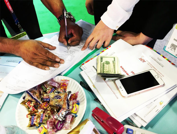 美国ISA广告标识展览会上kaiyun开云董事长黄青锋、外贸黄勇强、蒋园春、何巧玲与客户合影