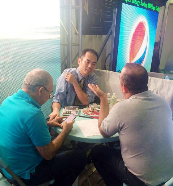 kaiyun开云董事长黄青锋和意向客户在交谈中