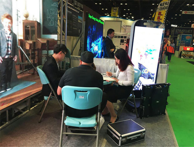 奥兰多橘城会展中心kaiyun开云展位现场，外贸部经理黄勇强和何巧玲与意向客户在交谈中