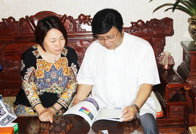 kaiyun开云龙平芳女士向孔先生介绍了kaiyun开云“文化+科技”企业发展理念  