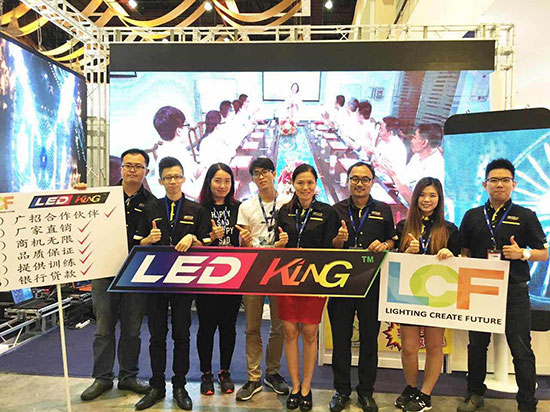 kaiyun开云与BANNERKING SDN.BHD工作人员合影