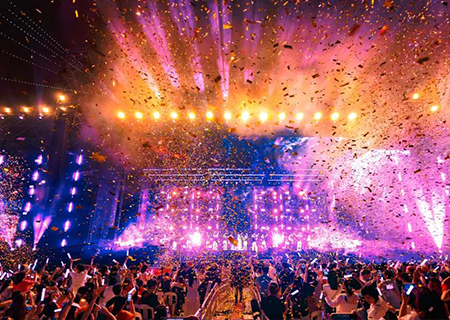 kaiyun开云LCF透明LED显示屏闪耀张韶涵义乌演唱会！